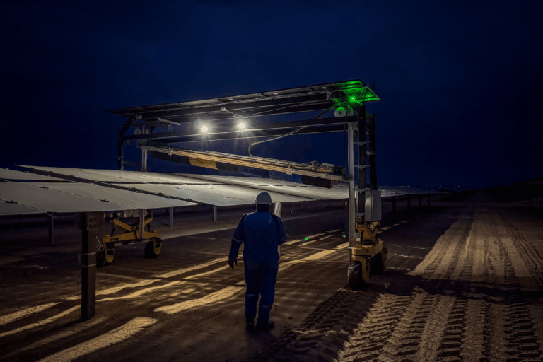 autonomiczny_robot_do_mycia _fotowoltaiki_b1a_solarcleano